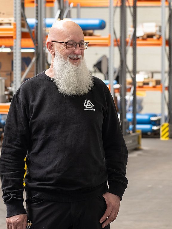 Drei Mitarbeiter unterhalten sich über einen Auftrag im Lager