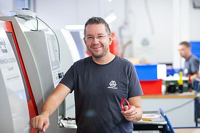 Mitarbeiter hält Dichtungsring in der Produktion