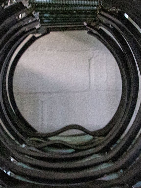 Mehrere Befestigungsschellen hintereinander im Close-Up