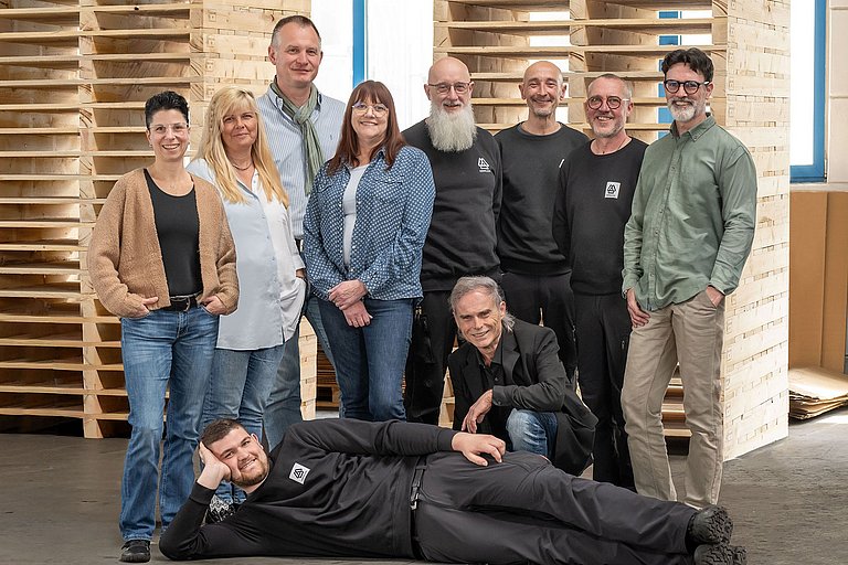 Gruppenbild mit Mitarbeitern von Hennlich HCT