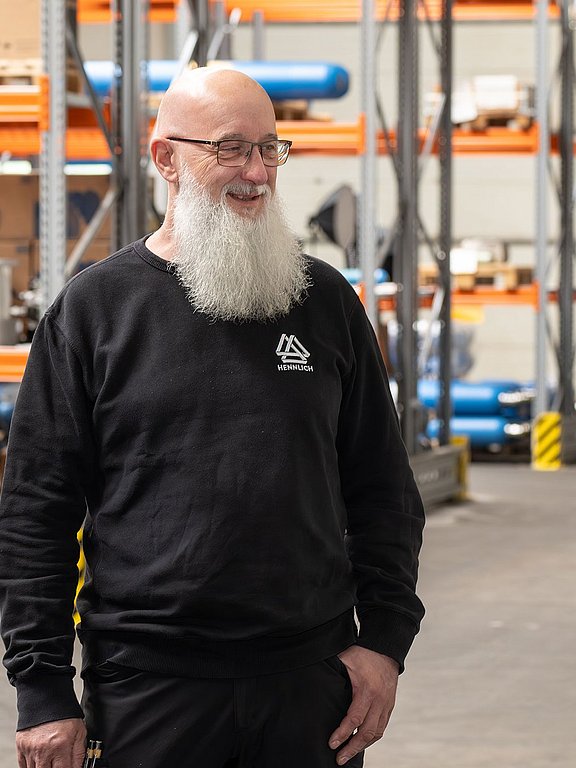 Drei Mitarbeiter besprechen einen Auftrag im Lager