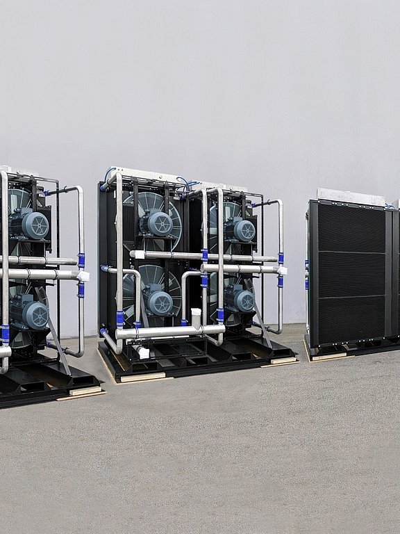 Vier Luftkühler-Wände nebeneinander, zwei von Vorderansicht, zwei von Rückansicht